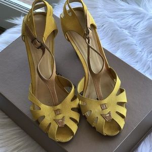 Te Casan Yellow Shoes